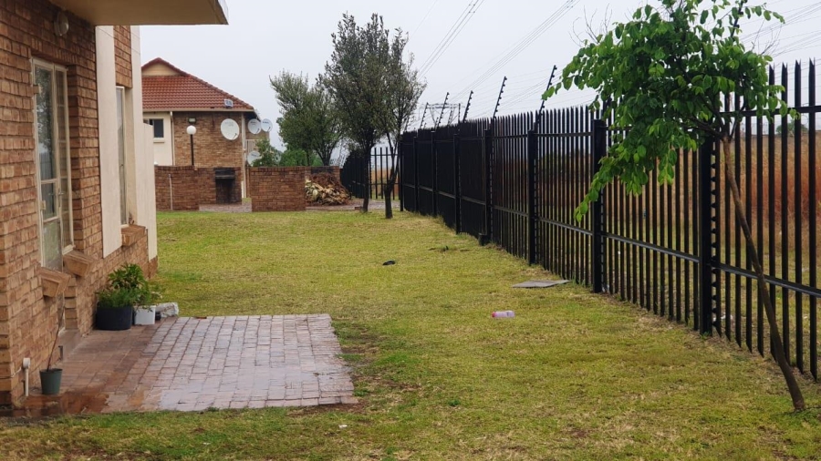 1 Bedroom Property for Sale in Kosmosdal Gauteng