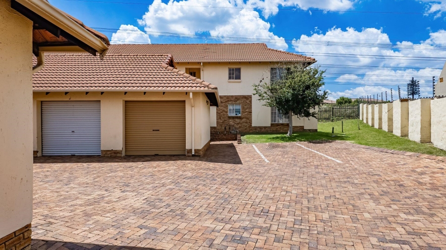 1 Bedroom Property for Sale in Kosmosdal Gauteng