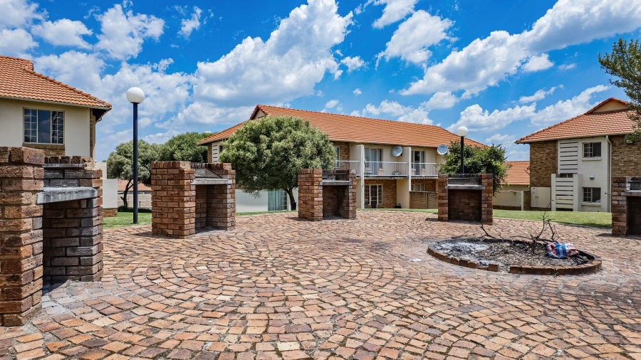 1 Bedroom Property for Sale in Kosmosdal Gauteng