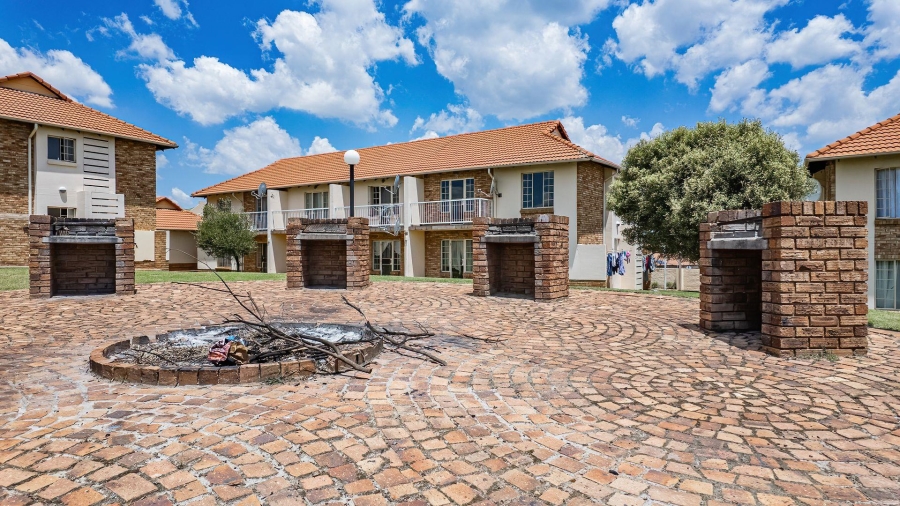 1 Bedroom Property for Sale in Kosmosdal Gauteng
