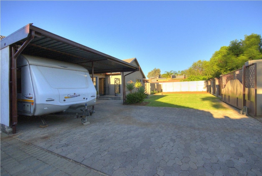 5 Bedroom Property for Sale in Brackenhurst Gauteng