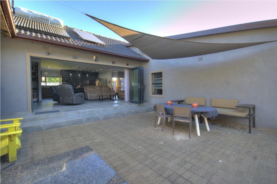 5 Bedroom Property for Sale in Brackenhurst Gauteng