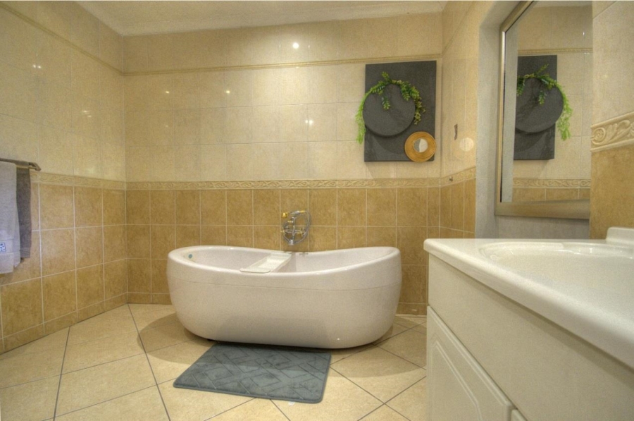 5 Bedroom Property for Sale in Brackenhurst Gauteng