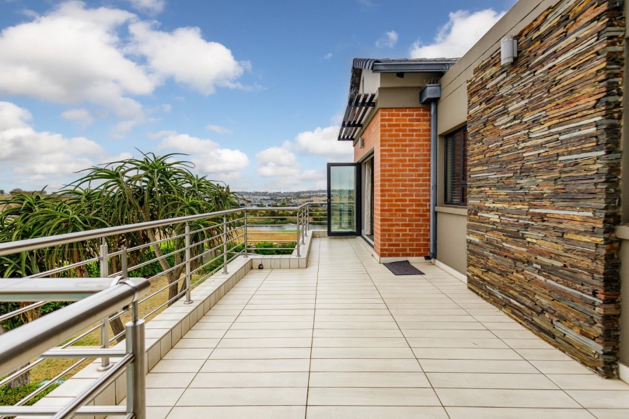 5 Bedroom Property for Sale in Copperleaf Estate Gauteng