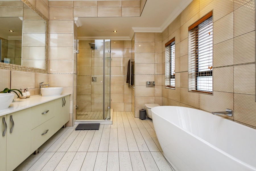 5 Bedroom Property for Sale in Copperleaf Estate Gauteng