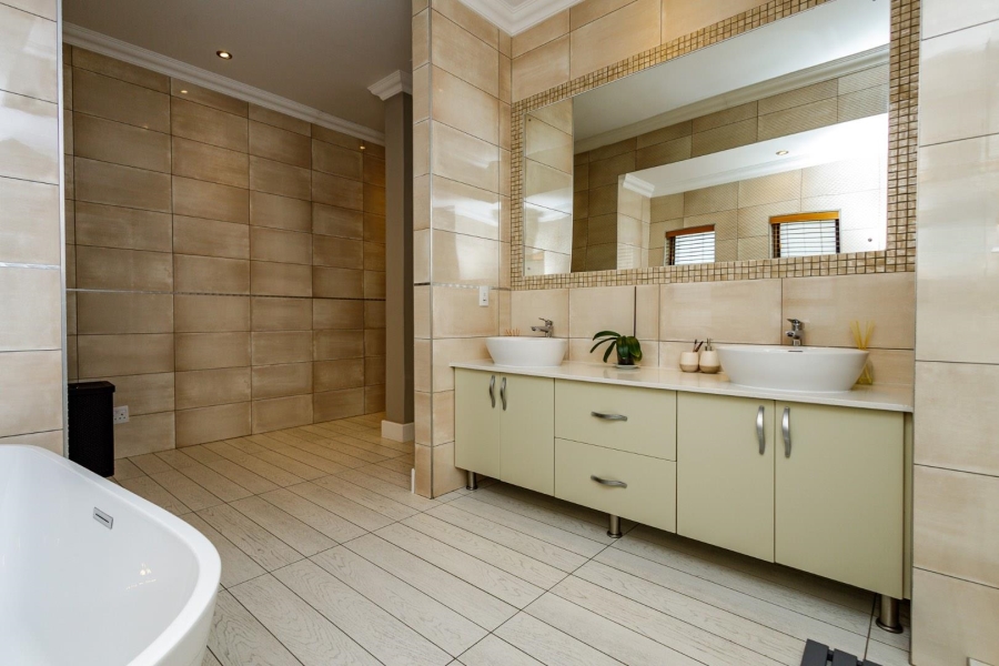 5 Bedroom Property for Sale in Copperleaf Estate Gauteng