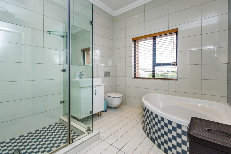 5 Bedroom Property for Sale in Copperleaf Estate Gauteng