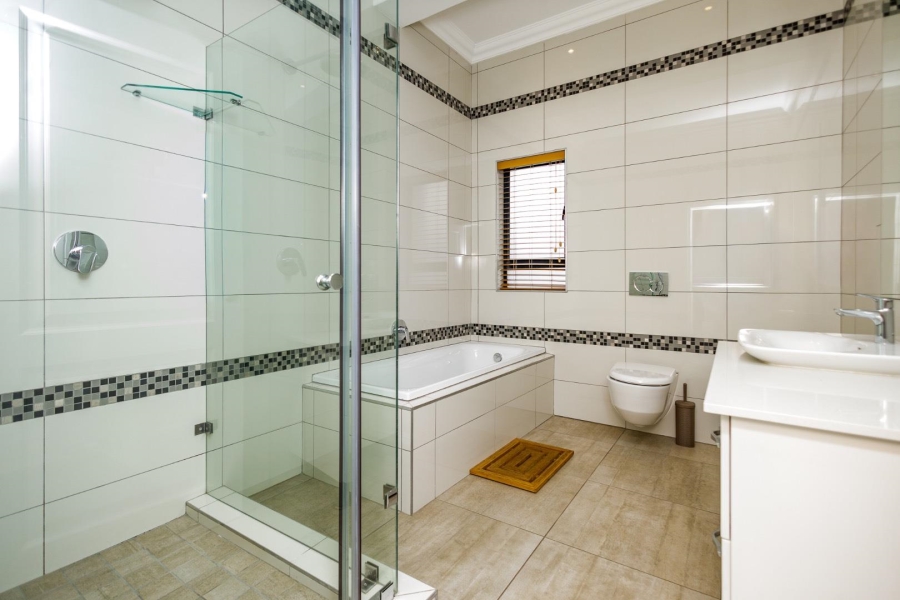 5 Bedroom Property for Sale in Copperleaf Estate Gauteng