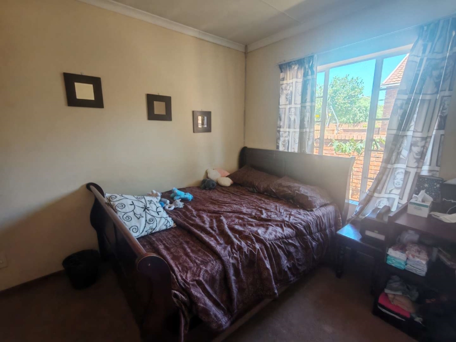 2 Bedroom Property for Sale in Rooihuiskraal North Gauteng