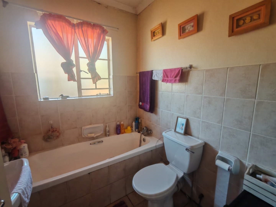 2 Bedroom Property for Sale in Rooihuiskraal North Gauteng