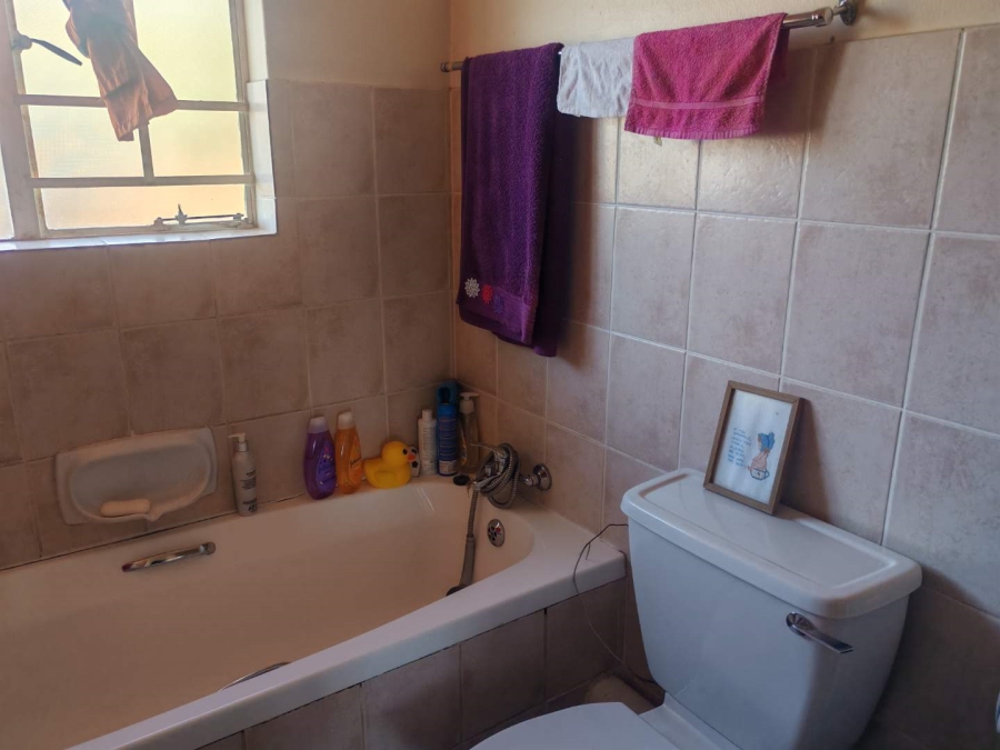 2 Bedroom Property for Sale in Rooihuiskraal North Gauteng