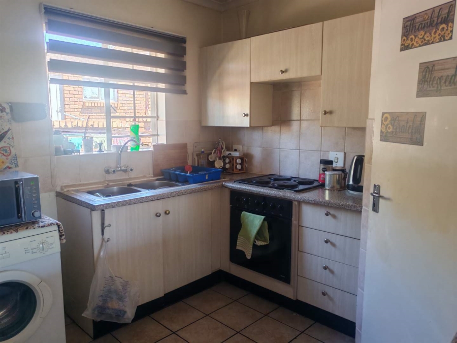 2 Bedroom Property for Sale in Rooihuiskraal North Gauteng