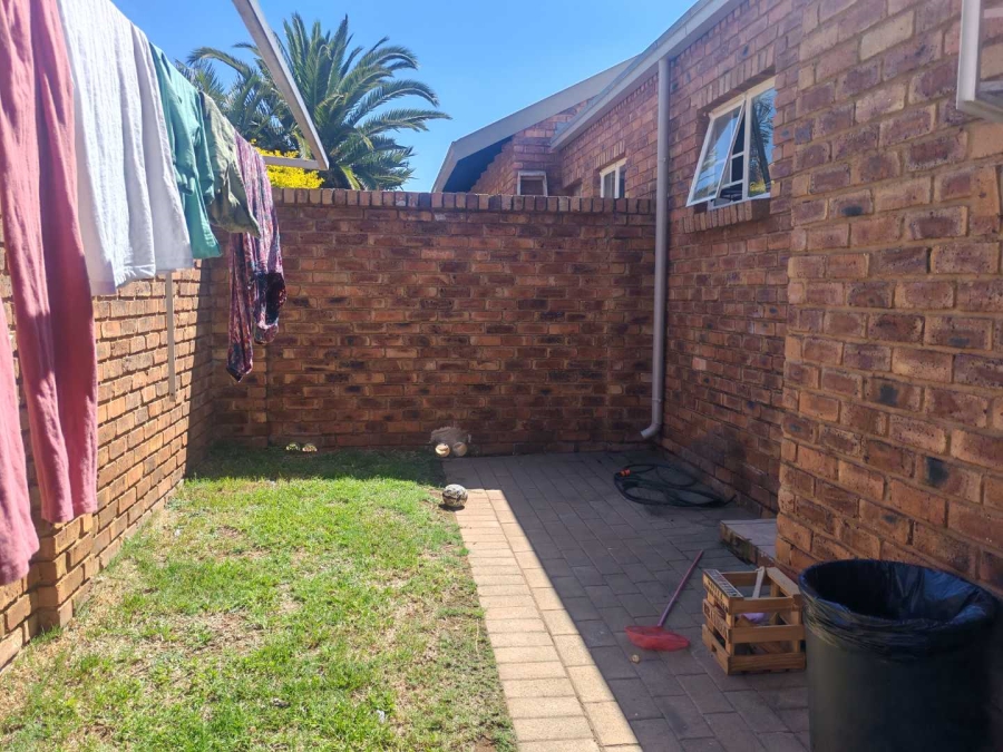 2 Bedroom Property for Sale in Rooihuiskraal North Gauteng