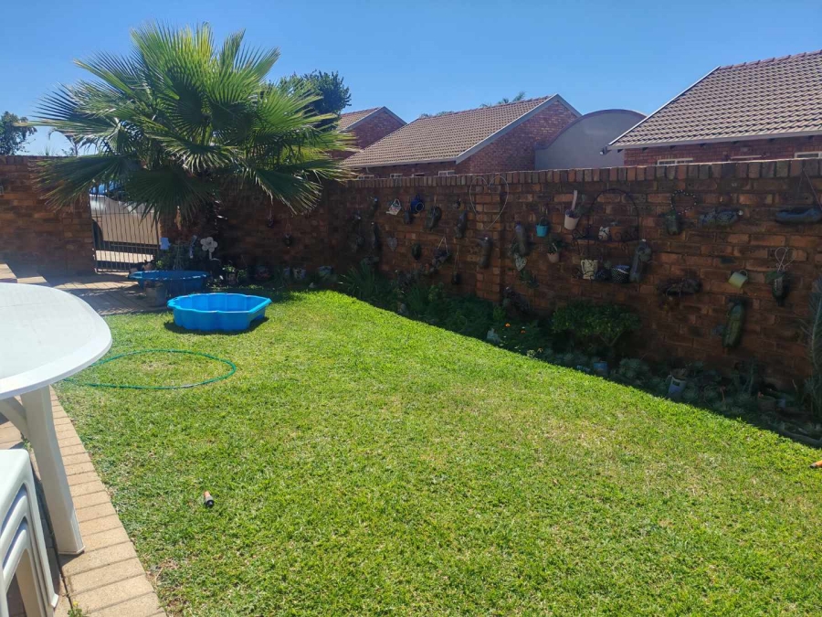 2 Bedroom Property for Sale in Rooihuiskraal North Gauteng