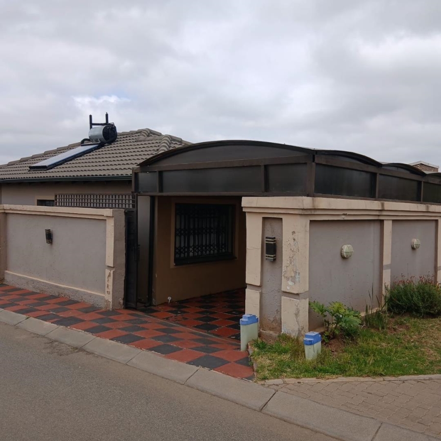 3 Bedroom Property for Sale in Clayville Gauteng
