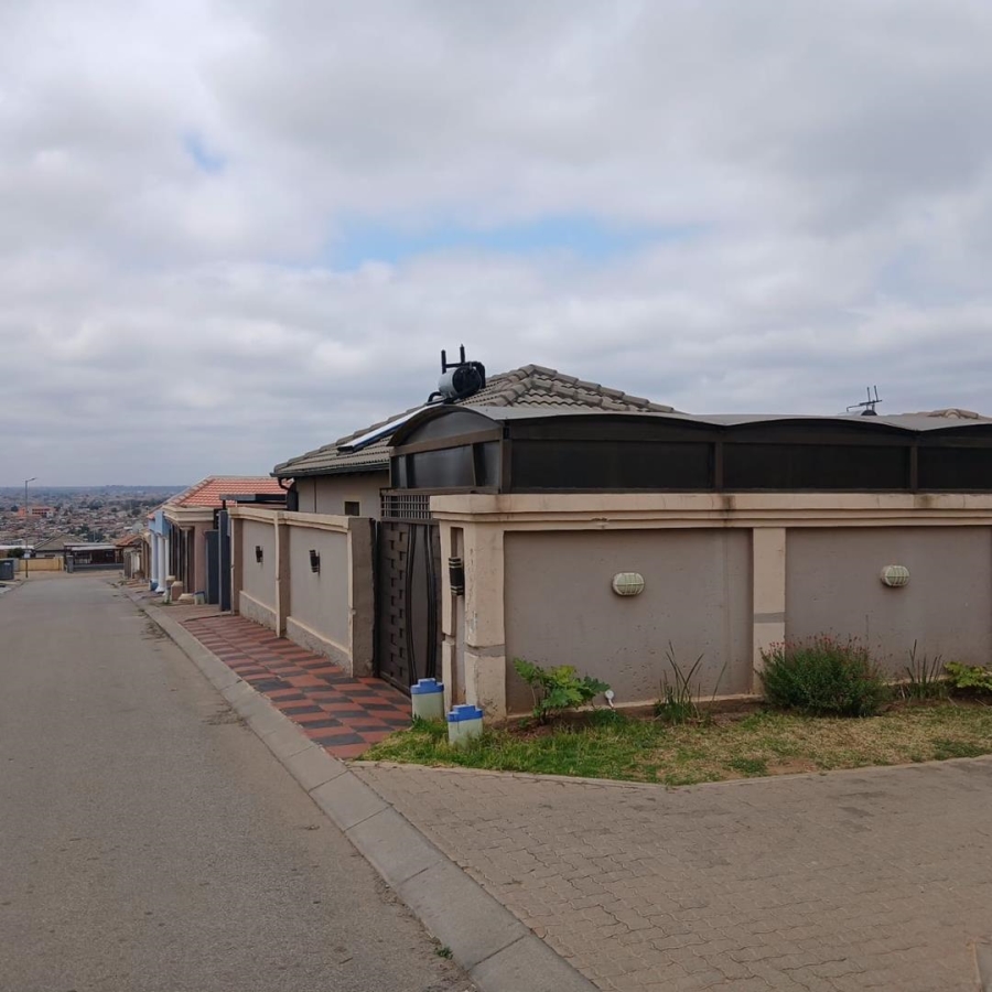 3 Bedroom Property for Sale in Clayville Gauteng