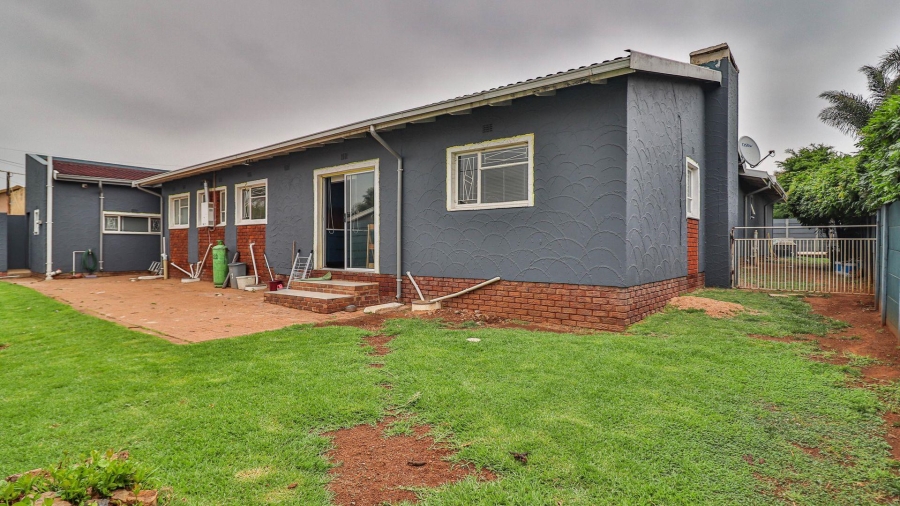 4 Bedroom Property for Sale in Verwoerdpark Gauteng