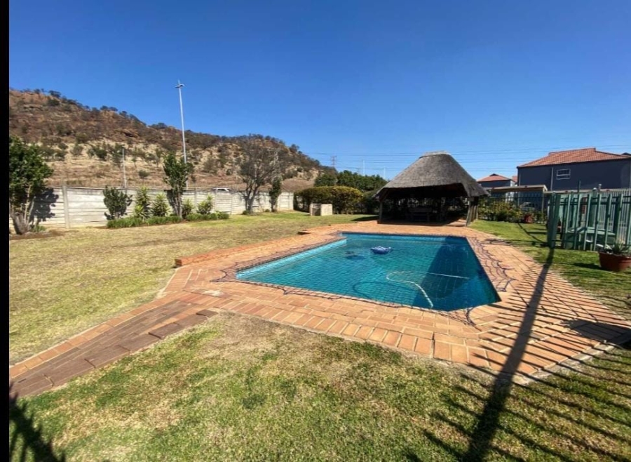 2 Bedroom Property for Sale in Linmeyer Gauteng