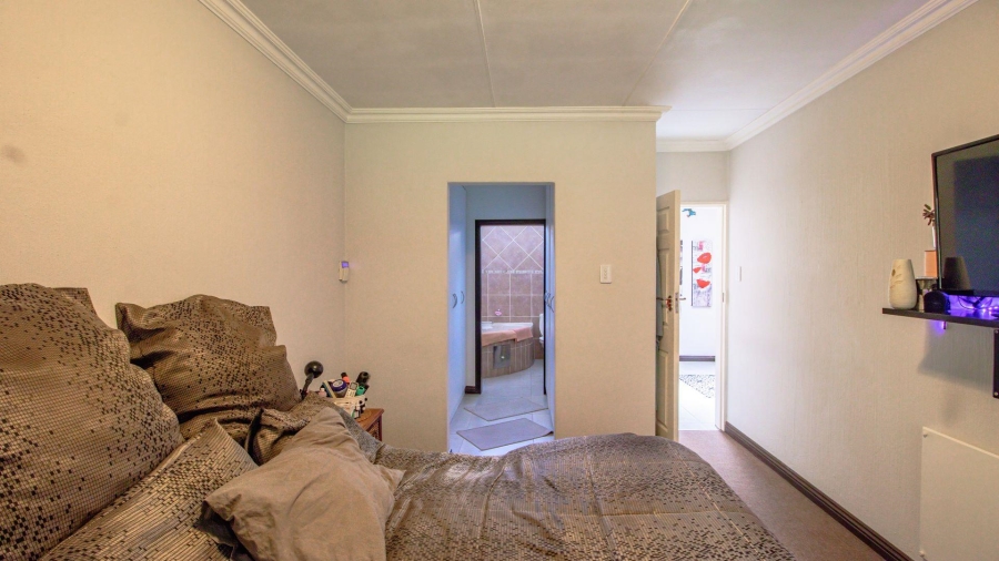 3 Bedroom Property for Sale in Beyerspark Gauteng