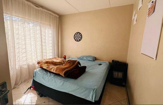 2 Bedroom Property for Sale in Mondeor Gauteng
