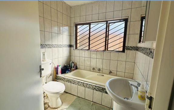 2 Bedroom Property for Sale in Mondeor Gauteng