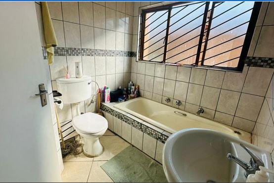 2 Bedroom Property for Sale in Mondeor Gauteng