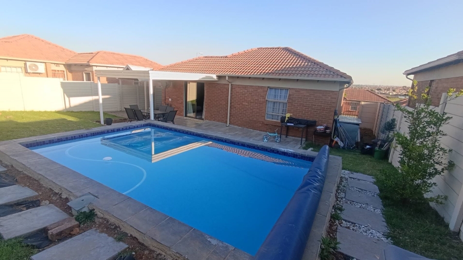 2 Bedroom Property for Sale in Thatch Hill Estate Gauteng