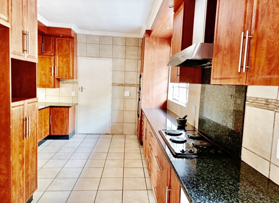 To Let 4 Bedroom Property for Rent in Gallo Manor Gauteng