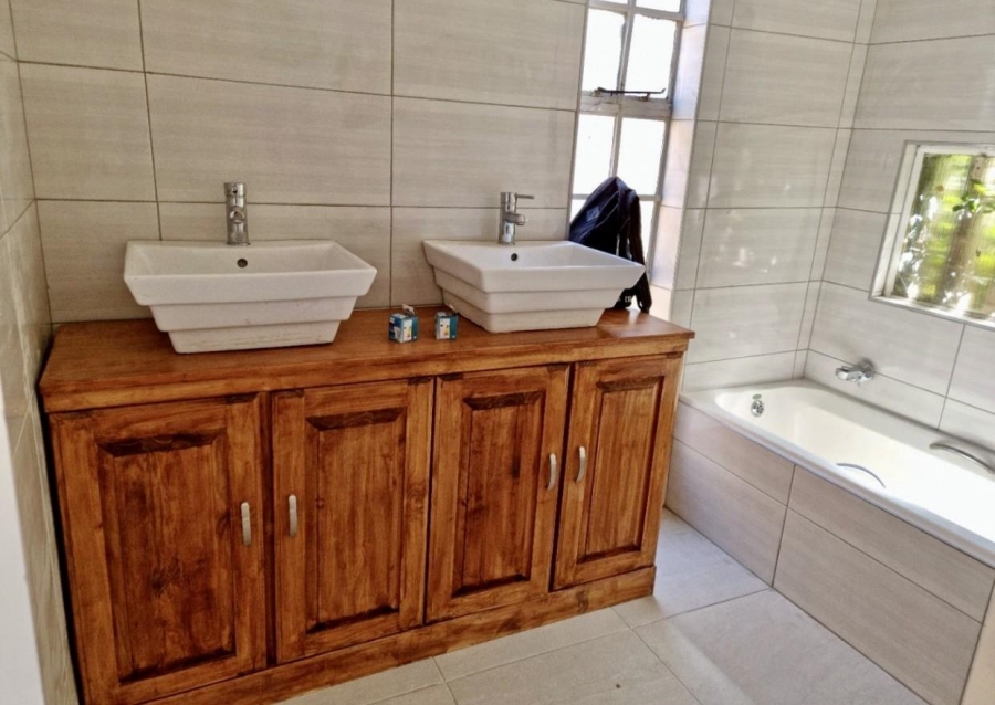 To Let 4 Bedroom Property for Rent in Gallo Manor Gauteng