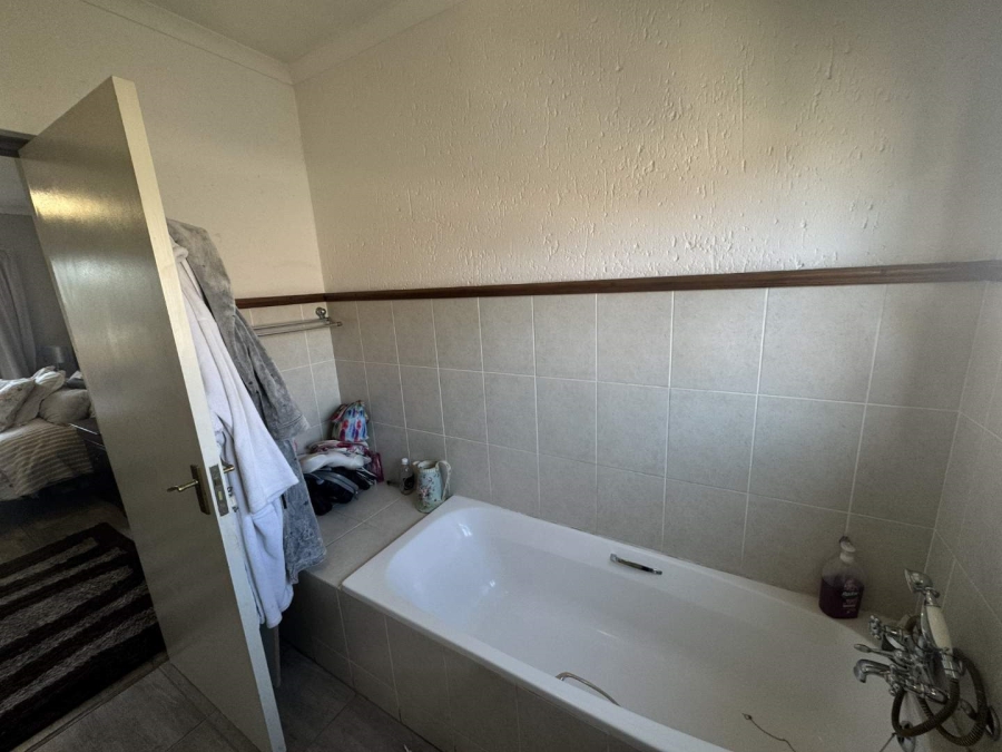 To Let 2 Bedroom Property for Rent in Broadacres Gauteng