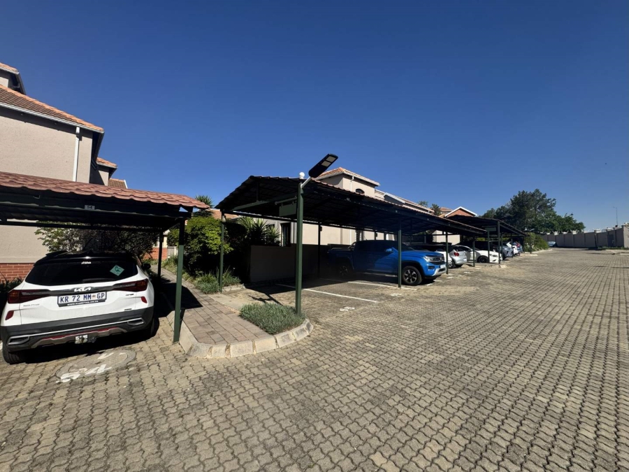 To Let 2 Bedroom Property for Rent in Broadacres Gauteng