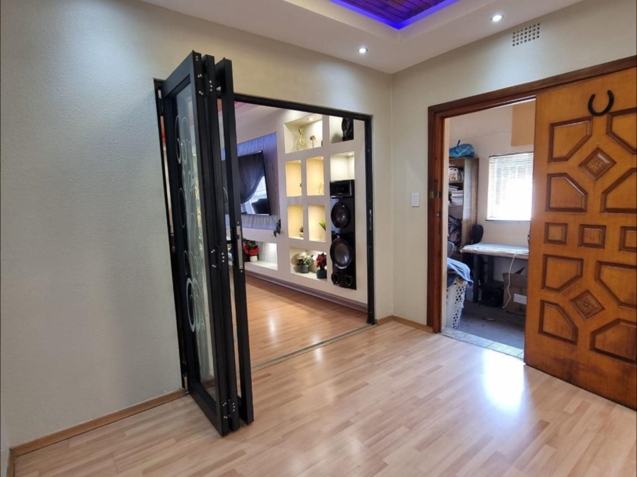 5 Bedroom Property for Sale in Brackenhurst Gauteng