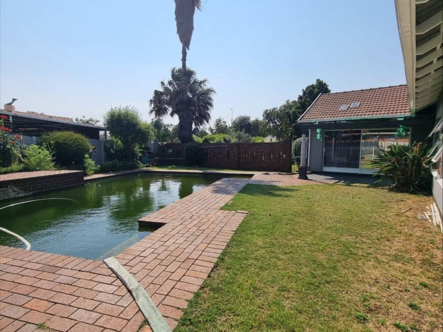 5 Bedroom Property for Sale in Brackenhurst Gauteng