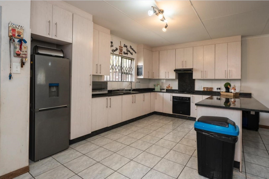 5 Bedroom Property for Sale in Brackenhurst Gauteng