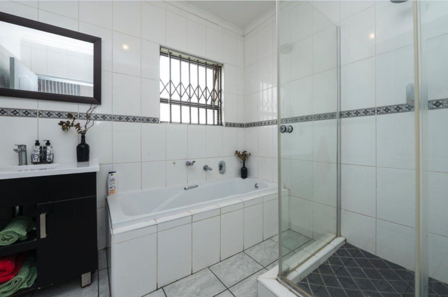 5 Bedroom Property for Sale in Brackenhurst Gauteng