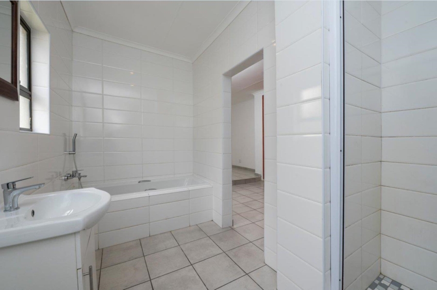 5 Bedroom Property for Sale in Brackenhurst Gauteng