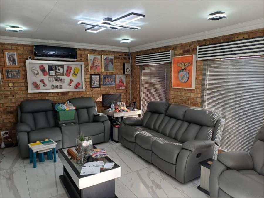 4 Bedroom Property for Sale in Brackenhurst Gauteng