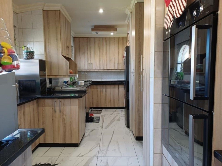 4 Bedroom Property for Sale in Brackenhurst Gauteng