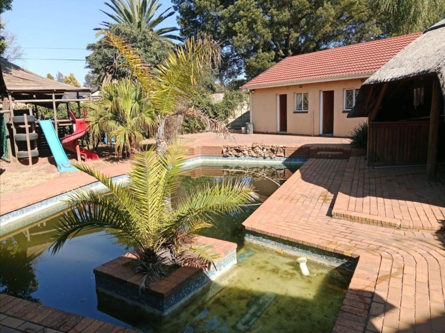 6 Bedroom Property for Sale in Brackenhurst Gauteng