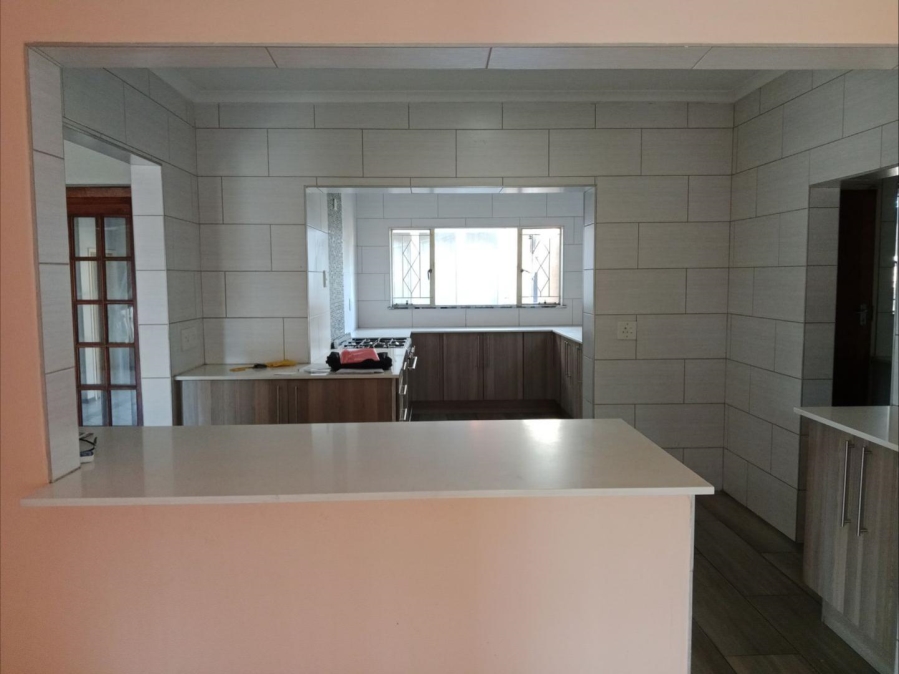 6 Bedroom Property for Sale in Brackenhurst Gauteng