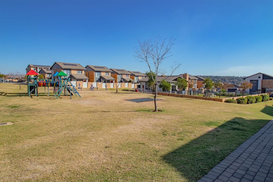 3 Bedroom Property for Sale in Rooihuiskraal North Gauteng