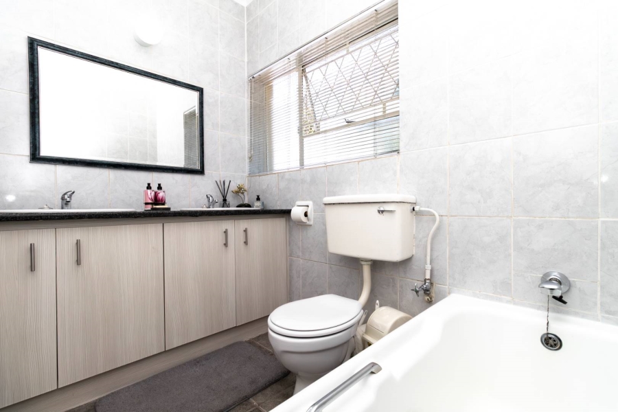 6 Bedroom Property for Sale in Robindale Gauteng