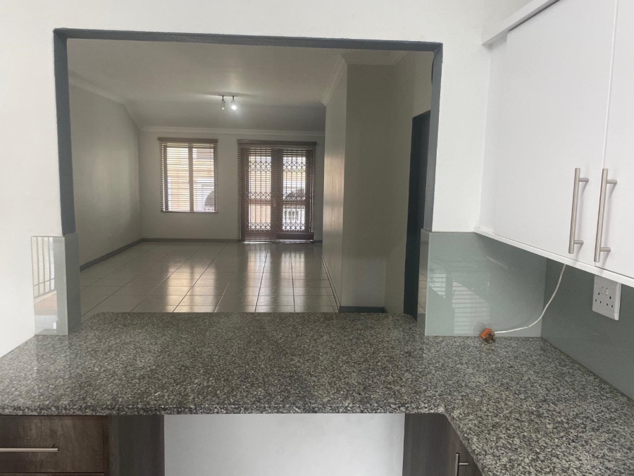 To Let 2 Bedroom Property for Rent in Atholl Gauteng