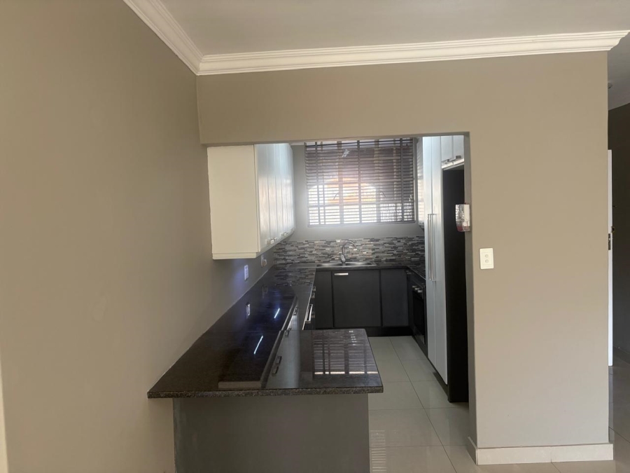 To Let 2 Bedroom Property for Rent in Sandown Gauteng