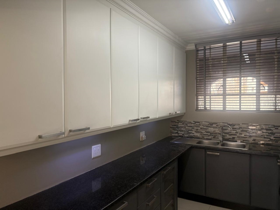 To Let 2 Bedroom Property for Rent in Sandown Gauteng