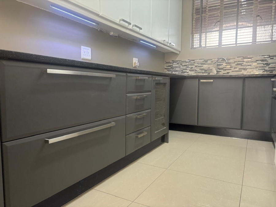 To Let 2 Bedroom Property for Rent in Sandown Gauteng