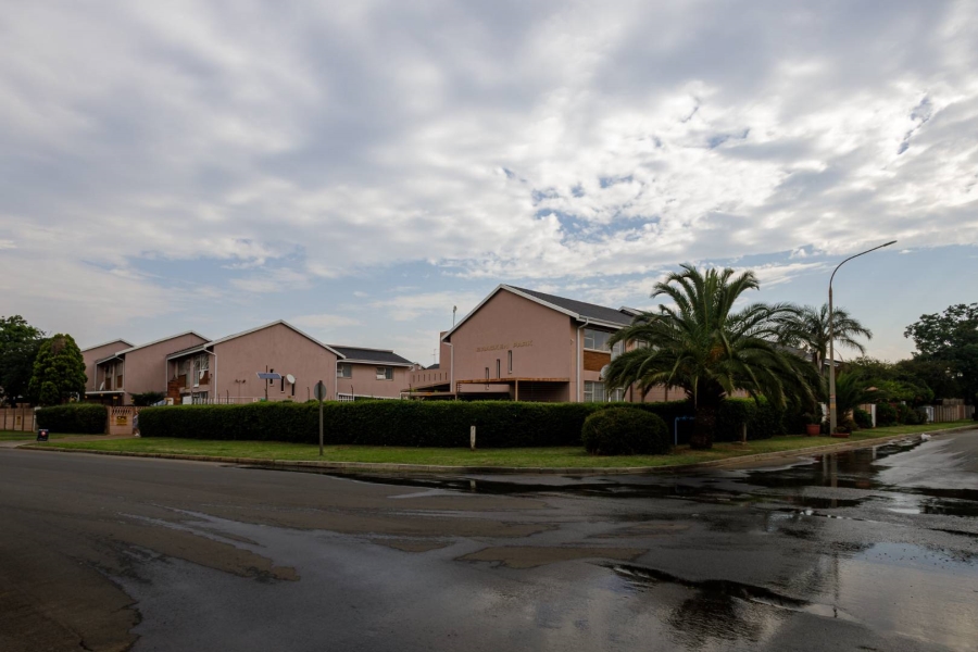 2 Bedroom Property for Sale in Brackenhurst Gauteng