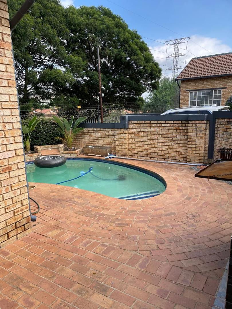 2 Bedroom Property for Sale in Wilgeheuwel Gauteng