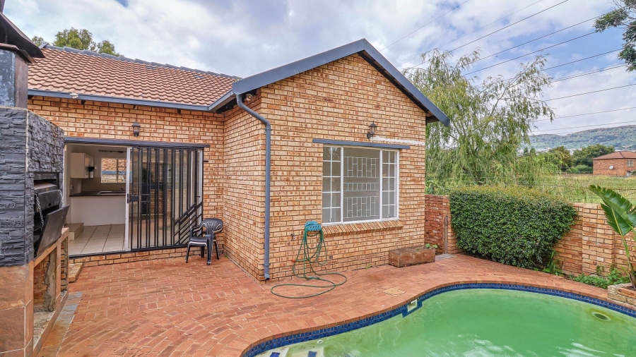 2 Bedroom Property for Sale in Wilgeheuwel Gauteng