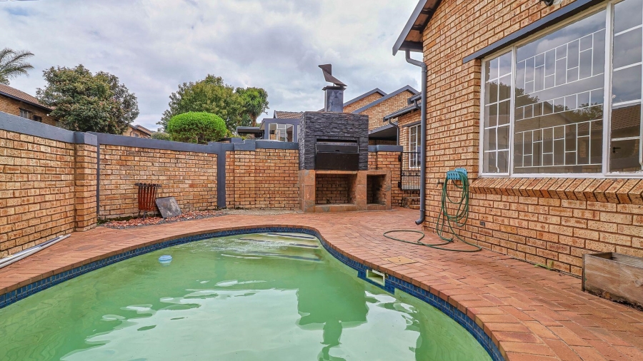 2 Bedroom Property for Sale in Wilgeheuwel Gauteng